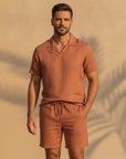 Completo Coordinato Uomo Camicia Cuban Collar Tinta Unita e Pantaloncini - Terracotta - indossato