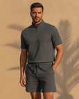 Completo Coordinato Uomo Polo Zip e Pantaloncini - Grigio Scuro - indossato