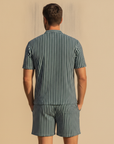 Completo Coordinato Uomo Camicia a Righe Verticali e Pantaloncini - vista posteriore