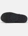 UGG Classic Ultra Mini Platform Black stivaletti con zeppa donna in pelle scamosciata e montone nero, vista posteriore