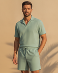 Completo Coordinato Uomo Camicia Tencel Fluida e Pantaloncini - Verde Salvia - indossato