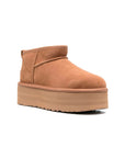 UGG Classic Ultra Mini Platform Camel stivaletti con zeppa donna in pelle scamosciata e montone cammello, vista frontale