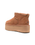 UGG Classic Ultra Mini Platform Camel stivaletti con zeppa donna in pelle scamosciata e montone cammello, dettaglio suola