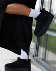 UGG Classic Ultra Mini Platform Black stivaletti con zeppa donna in pelle scamosciata e montone nero, dettaglio tomaia
