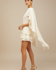 Abito mini donna bianco con mantella sovrapposta – corpetto strutturato, gonna a volant