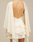 Abito mini donna bianco con mantella sovrapposta – corpetto strutturato, gonna a volant