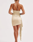 Mini abito da donna in satin con spalla scoperta – taglio bodycon arricciato