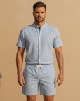 Completo Coordinato Uomo Camicia Gingham e Pantaloncini - Azzurro e Bianco - indossato