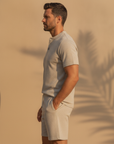 Completo Coordinato Uomo in Lino – Camicia e Pantaloncini Naturali - vista laterale