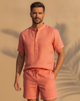 Completo Coordinato Uomo Camicia Lino Tinta Vivace e Pantaloncini - Corallo - indossato