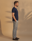 T-shirt Uomo Scollo a V in Cotone – Elegante e Versatile - vista laterale