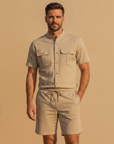 Completo Coordinato Uomo Camicia Safari Doppio Taschino e Pantaloncini - Beige Cachi - indossato
