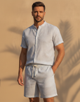 Completo Coordinato Uomo Camicia Lino Gessato e Pantaloncini - Bianco Righe Navy - indossato