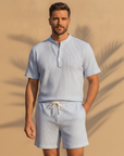 Completo Coordinato Uomo Camicia Seersucker e Pantaloncini - Azzurro e Bianco - indossato