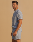 Completo Coordinato Uomo Camicia Lino a Righe e Pantaloncini - vista laterale