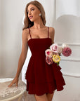Vestito mini da donna con volant a strati – spalline sottili e corpetto aderente