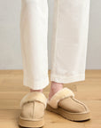 UGG Disquette Sand sabot donna in pelle scamosciata e montone beige sand, dettaglio tomaia
