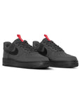 Nike Air Force 1 Low Grigio Antracite con Dettagli Neri e Rossi