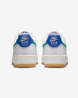 Nike Air Force 1 Low Bianco con Swoosh Verde, Tallone Blu e Suola Gum
