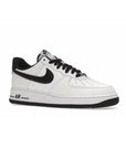 Nike Air Force 1 Low Bianca e Nera con Dettagli in Pelle Lucida
