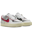 Nike Air Force 1 Shadow Bianca con Swoosh Rosso e Dettagli Argento e Nero