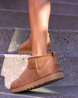 UGG Classic Ultra Mini Chestnut stivaletti donna in pelle scamosciata e montone marrone chestnut, dettaglio tomaia