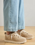 UGG Lowmel Lo Mustard Seed sneakers uomo e donna in pelle scamosciata senape, vista dall'alto