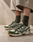 Asics GEL-1130 Pale Oak Mantle Green sneakers uomo e donna in verde - dettaglio tomaia