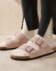 Birkenstock Arizona Shearling Pink sandali unisex in multicolore - vista posteriore