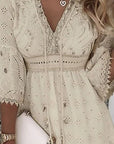 Grace | Vestito corto in pizzo con scollo a V e maniche a campana per donna taglia plus