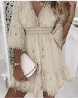 Grace | Vestito corto in pizzo con scollo a V e maniche a campana per donna taglia plus