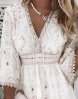 Grace | Vestito corto in pizzo con scollo a V e maniche a campana per donna taglia plus