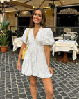 Abito mini donna bianco floreale in cotone – scollo a V, maniche a sbuffo, taglio a trapezio