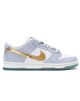 Nike Dunk Low SB Bianca e Azzurra con Dettagli Oro Sean Cliver Uomo
