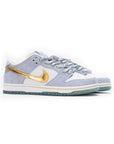 Nike Dunk Low SB Bianca e Azzurra con Dettagli Oro Sean Cliver Uomo