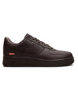 Nike Air Force 1 Low Marrone con Dettagli Supreme Rosso