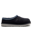 UGG Tasman Black ciabatte chiuse uomo e donna in pelle scamosciata e montone nero, vista laterale