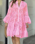 Vestito corto a balze con motivo da donna