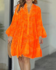 Vestito corto a balze con motivo da donna