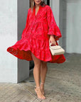 Vestito corto a balze con motivo da donna
