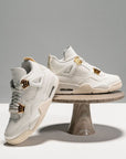 Nike Air Jordan 4 Retro Metallic Gold sneakers alte in bianco oro - vista frontale