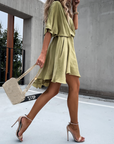 Mini abito da donna fluido – scollo a V e vita arricciata effetto portafoglio