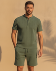 Completo Coordinato Uomo Camicia Jacquard Geometrico e Pantaloncini - Verde Salvia - indossato