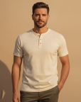 T-shirt Henley Uomo Manica Corta – Colletto con Bottoni Casual Chic - Bianco Panna - indossato