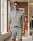 Completo Coordinato Uomo a Coste – Camicia Colletto Coreana e Pantaloncini - Grigio Righe - indossato