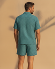 Completo Coordinato Uomo Camicia Geometrica e Pantaloncini - vista posteriore