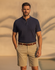 Bermuda Chino Uomo in Cotone – Eleganti e Versatili per l'Estate - Beige - indossato