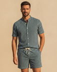 Completo Coordinato Uomo Camicia a Righe Verticali e Pantaloncini - Navy e Bianco - indossato