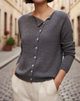 Maglione femminile con bottoni
