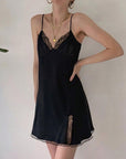 Mini abito da donna in satin – scollo a V con dettaglio in pizzo traforato